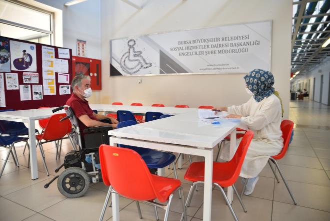 Ulamdan altyapya, tarihi mirastan evreye kadar her alanda Bursa?y gelecee tayacak projeleri bir bir hayata geiren Bursa Bykehir Belediyesi, dier taraftan sosyal belediyeciliin en gzel rneklerini sergilemeye devam ediyor.