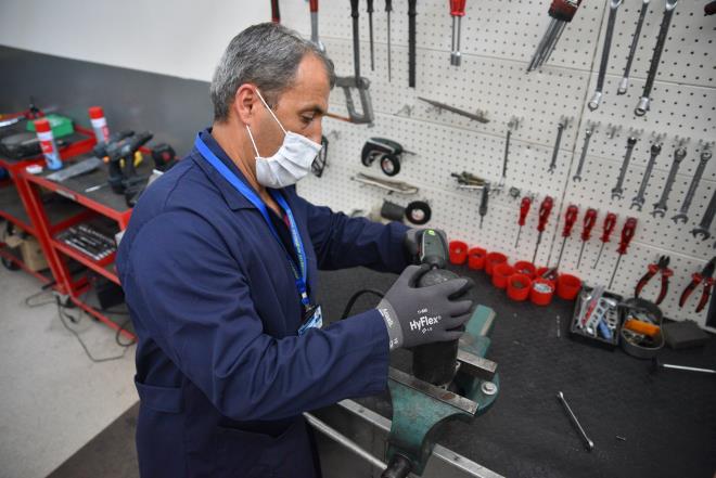 Engelli vatandalarn sosyal yaamn her alannda yer alabilmesi amacyla Atclar Engelsiz Yaam Merkezi?nde birbirinden farkl etkinliklere imza atan, toplu tama aralarn akl aralarla binilebilecek gibi alak tabanlya dntren Bykehir Belediyesi, akl ara arj noktalarnn ardndan ara bakm ve tamir atlyesi ile zellikle akl ara kullanan vatandalarn omuzlarndaki nemli bir yk daha kaldryor.