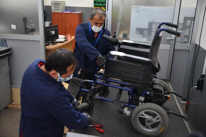 Elektrik ve mekanik alanlarnda uzman iki grevlinin haftann 5 gn hizmet verdii atlye, bu hizmet sayesinde engelli vatandalara ekonomik anlamda da nemli bir destek salam oluyor.