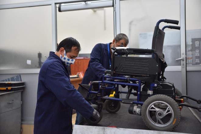 Bursa Bykehir Belediyesi bnyesinde hizmet veren Akl Ara Tamir ve Bakm Atlyesi?nde ylda yaklak 500 tamir ve bakm gerekletiriyor. Akl aralarnda meydana gelen arzalar gidermek iin arzann durumuna gre daha nce 50 lira ile 3 bin 500 lira arasnda deien masraflar ceplerinden karlamak zorunda kalan engelli vatandalar, Bykehir Belediyesi sayesinde artk tm sorunlarn cretsiz bir ekilde zme kavuturabiliyor.