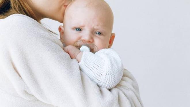 Kolik tarz alamalar baz durumlarda ftk gibi bir hastal da iaret ediyor olabilir. Yapabileceiniz tek ey bu dnemin gemesini beklemek olsa da, baz eyleri deneyerek bebeinizin sakinlemesini salamaya almanz mmkndr.