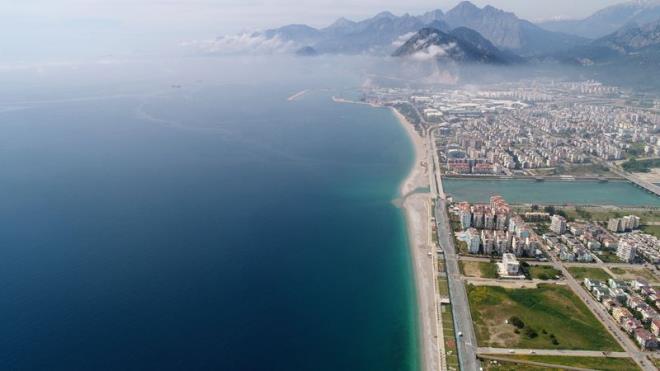 Konyaalt Sahili'ni besleyen Sarsu, Boaay ve Arapsuyu rmaklarnn olduunu ve 50 yl nce bu rmaklarn sahile srekli olarak alvyon tadn ve sahilin srekli olarak bunlardan beslendiini anlatan Altner, ''Antalya o yllarda iinden 29 elalenin geip, denize dkld bir yerdi. Ancak bugnlerde yalnzca bir tane elale kald. Hepsinin nn bir ekilde tkadk. Maalesef betonla kapladk. Antalya turizmin bakenti oldu ama birok eyi kaybettik. nsan onlara zlyor. Sahilin son durumuna baknca ok i geiriyorum. Eskiden burada kazdnz her yerden su kard. Sahile akan sularda yzlrd. O sular bitti. Maalesef sahil band geriye gitti" diye konutu.