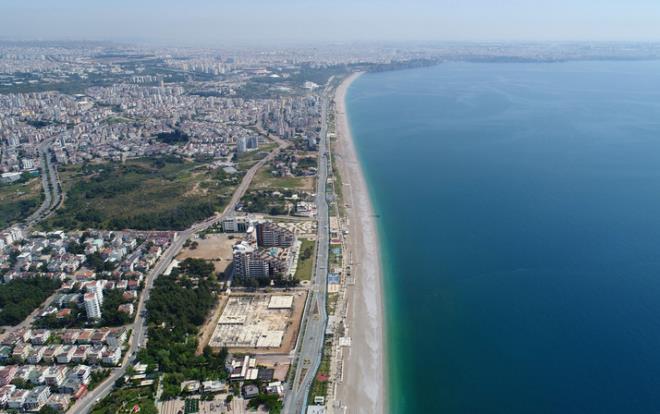 Turizm kenti Antalya'nn her yl milyonlarca turisti arlayan 7,5 kilometrelik dnyaca nl Konyaalt Sahili, yllar ierisinde erozyonla eriyince, ky izgisinde gerileme olduu grld. Akdeniz niversitesi Mhendislik Fakltesi naat Mhendislii Blm retim yesi Prof. Dr. Nihat Dipova, bu erozyonu yerinde inceleyip, bir makale hazrlad. Uydu grntleriyle yaplan aratrmalar sonucunda ky bandnn 1960'l yllardaki halinden 35 metre kadar gerilediini tespit eden Prof. Dr. Dipova, gerilemenin ise 3 nedeni olduunu syledi.
