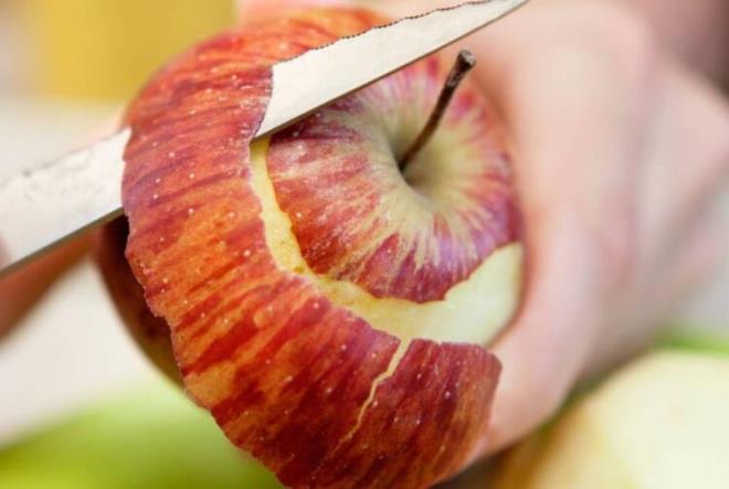 Elma:<br>  Bir demliğin içerisine elmayı kabuğuyla dilimleyin ve içerisine bir tutam zencefil, 2 çubuk tarçın atın. Karışımı demleyin. Akciğerlerinizi içtiğiniz bu karışımla yenileyebilirsiniz.&#65533;