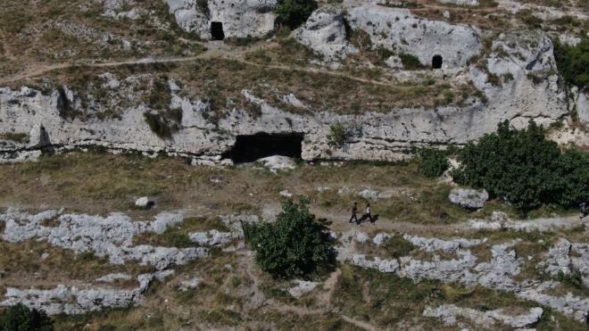 "MAALESEF KIYMET BLNMYOR"<br>    Baakehir'de yaayan ve maaralara verilen zarara tepki gsteren Cihan Ylmaz, "Yetkililer ilgilenmedii iin byle oluyor. Buras ok deerli bir yer. Deerlendirilse gzel olur. Girie demir yaplm ama yarm yaplm. Demir tam yaplsayd iyi olurdu ve ieri girilmezdi. En azndan bir temizlense daha gzel olacak.