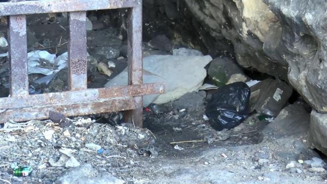 Maarada yerlere atlan iki ieleri ve pet ieler iindeki idrar atklar dikkat ekerken ayrca baz yerlerde ate yakld grlyor.