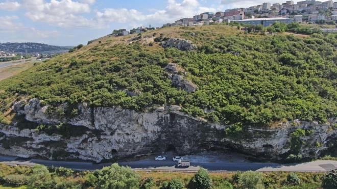 Daha nce film ve dizi ekimleri ile tahrip edilen maaralar, bugnlerde plerle dolmu durumda.