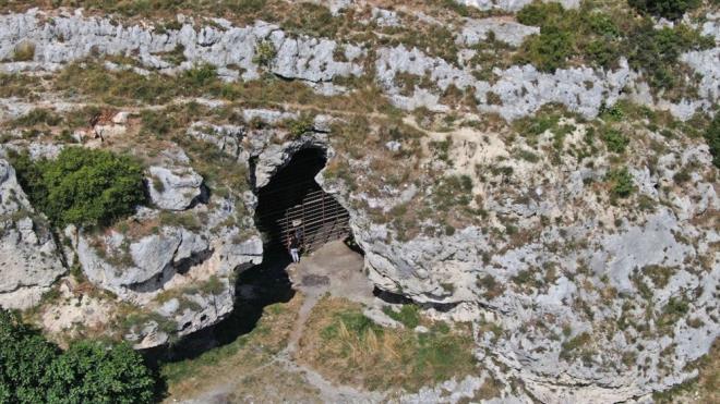 400 bin yl ncesinde ilk yerleik yaamn balad belirtilen Baakehir'deki Tarihi Yarmburgaz Maaralar, yllardr kaderine terk edilmi vaziyette.<br>    Antik alarda dnyann en eski yerleim yerlerinden olduu belirlenen Yarmburgaz Maaralar'nda, bugne dek birok ulusal ve uluslararas kaz yapld. Maara 2001 ylnda 1. Derece Arkeolojik-Doal Sit Alan ilan edildi.
