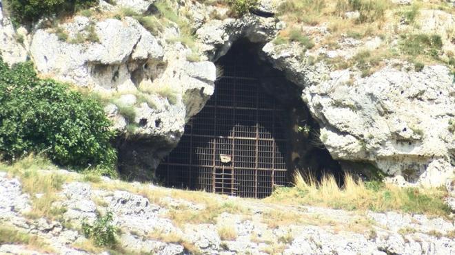 Maaralarn giriine demir kaplar yaplsa da demirlerin yannda bulunan boluu kullanarak maarann iine giren kiiler tarihi yapya zarar veriyor.