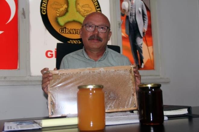 Mide a�r�lar�nda, �eker ve tansiyon hastal��� tedavisinde kullan�lan deli bal zehirlenmelere yol a�abiliyor. �HA'ya a��klamalarda bulunan Giresun Ar� Yeti�tiricileri Birli�i Ba�kan� Kubilay Elevli, ar�lar�n ‘orman g�l�’ adl� bitkinin nektar�ndan �rettikleri "deli bal" konusunda uyar�larda bulundu.