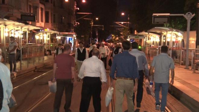 Geni� �apl� g�venlik �nlemlerin al�nd��� b�lgede, �ok say�da polis ekibi konu�land�r�ld�.    Kat�l�mc�lar, saat 10.00'dan itibaren g�venlik noktalar�ndan ge�irilerek alana al�nacak.