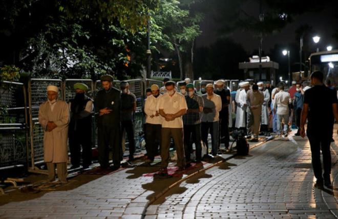 Cuma namaz�yla birlikte 86 y�l sonra ibadete a��lacak Ayasofya-i Kebir Cami-i �erifi'nde ilk namaz� k�lmak isteyen vatanda�lar, sabah ezan�yla birlikte b�lgeye ak�n etti.