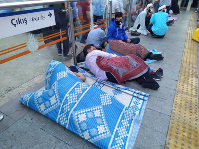 Salg�n nedeniyle cami ve �evresinde kad�nlar i�in 2, erkekler i�in 3 olmak �zere 5 farkl� a��k alan, namaz k�lma yeri olarak belirlendi. Erkekler i�in Ayasofya Meydan�, Sultanahmet Meydan� ve Yerebatan Caddesi; kad�nlar i�in Sultanahmet T�rbesi yan�ndaki alan ile Mehmet Akif Park� tahsis edildi.