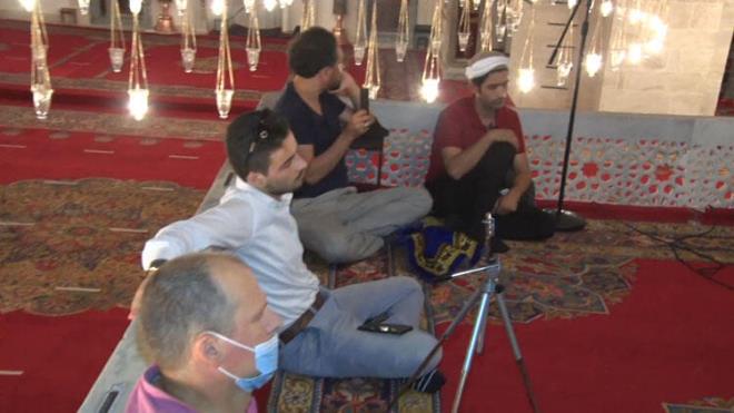 Bursa �neg�l’den geldi�ini belirten Nurettin �zbek, “Bursa �neg�l’den geldim. 86 y�ll�k zincirleri k�r�p, prangalar� k�r�lan ve ibadete a��lan Ayasofya’n�n a��l��� T�rkiye’ye ve �slam alemine hay�rl� u�urlu olsun. Sabah erken saatleri ama Cuma saatine kadar bekleyece�im. Namaz� k�l�p geri d�nece�im” diye konu�tu.