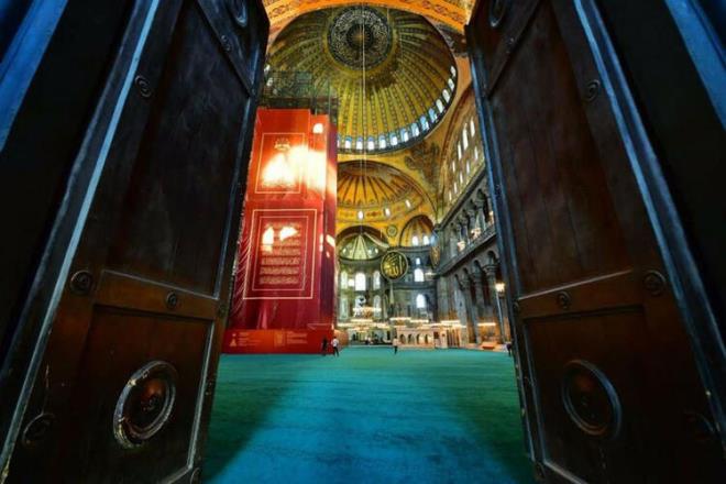 VATANDA�LAR AYASOFYA ���NE ALINMAYA BA�LANDI  Vatanda�lar, saat 10:00 itibariyle g�venlik noktalar�ndan ge�erek Ayasofya Camii i�ine al�nmaya ba�land�.