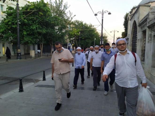 Namaz k�l�nacak alanlara Beyaz�t Meydan�, Sirkeci ve �atlad�kap�'dan olu�an 3 ana istikametten gelinecek. Namaz alanlar�na giri�ler, 11 ayr� kontrol noktas�nda polislerce arama yap�ld�ktan sonra sa�lanacak.