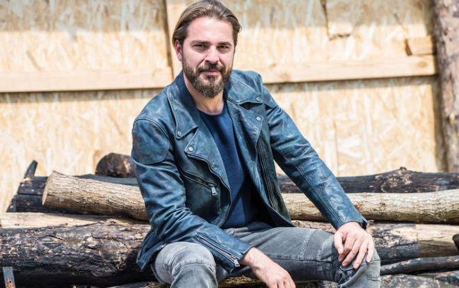 TRT ekranlarnda 5 sezon boyunca yaymlanan Dirili Erturul dizisiyle gnllere taht kuran Engin Altan Dzyatan, televizyon ekranlarna geri dnyor. ATV'de Dirili Erturul'un devam niteliinde yaymlanan Kurulu Osman dizisinde rol almayaca kesinleen Dzyatan, yeni bir projeye imzasn att.