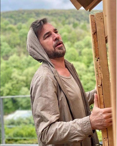 Roln hakkyla oynayabilmek iin o dneme ait kitap ve belgeselleri izlemeye balayan oyuncu, ilerleyen zamanlarda tarihilerle de bir araya gelip alacak.