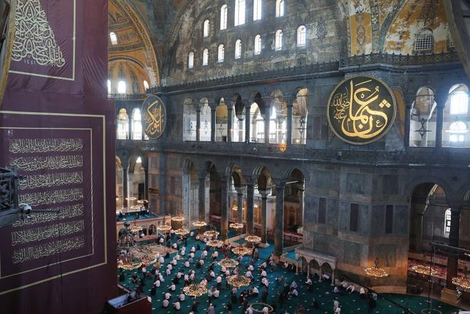 Kskl'daki konutundan ayrlan ve saat 12.00 sularnda Ayasofya Meydan'na gelen Cumhurbakan Erdoan, vatandalarn alklar ve sevgi gsterileriyle karland. Namaz klmak iin meydanlar dolduranlar, Erdoan'n geliiyle eitli sloganlar da att.