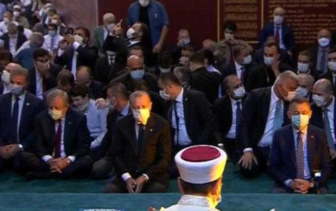 AYASOFYA'da 86 yl sonra ilk Cuma Namaz klnyor. Cumhurbakan Recep Tayyip Erdoan, Ayasofya'da Cuma namazndan bir saat nce geldi ve ilk saftaki yerini ald. Davetiye alanlar da caminin iindeki yerlerini almaya devam ediyorlar.