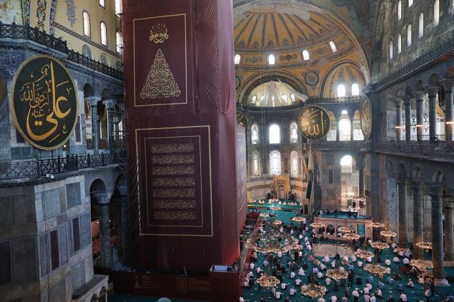 Diyanet'in Cuma namaz iin davetiye gnderdii isimler de camideki yerlerini ald.