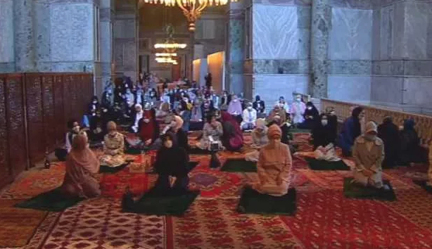 Emine Erdoan kadnlara ayrlan blme yerini ald<br>    Cumhurbakan Erdoan'n ei Emine Erdoan da kadnlara ayrlan blmde en n safta yerini ald.