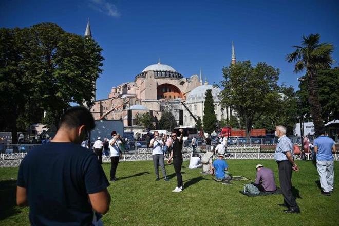 ngiltere merkezli BBC`deki haberde stanbul Valisi Ali Yerlikaya`nn "Mslmanlar heyecanl, herkes alta olmak istiyor" aklamasna yer verildi. Haberde koronavirs nedeniyle alnan nlemlere dikkat ekildi.