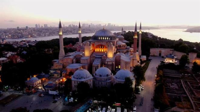 Haber ajans AP'nin haberinde Hristiyanln en en byk sembollerinden olan Ayasofya'da 86 yl sonra yaanacak tarihi gn bekleniyor ifadesi kullanld.