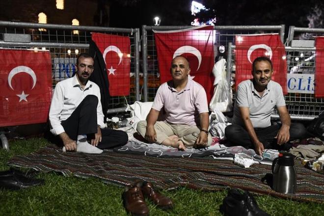 AP, tm dnyaya Ayasofya'da ilk Cuma namazn klmak iin toplanan vatandalarn heyecanl bekleyiini sunan fotoraflar servis etti.