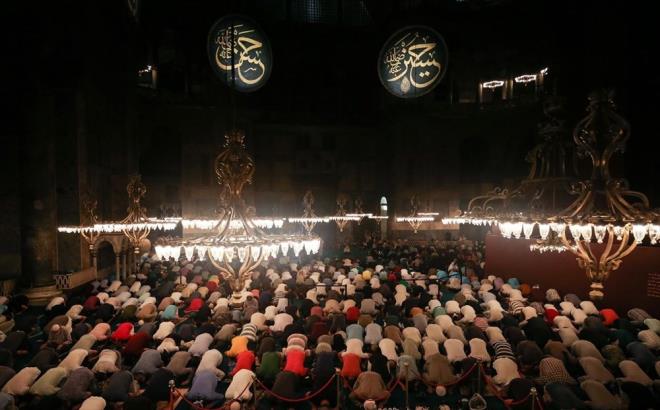 kindi, akam ve yats namazlarnda kalabalk olutu.