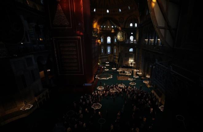 Diyanet leri Bakanl personeli, hem camiye giri srasnda hem de namaz ncesinde sosyal mesafenin korunmas iin vatandalar ynlendirdi.