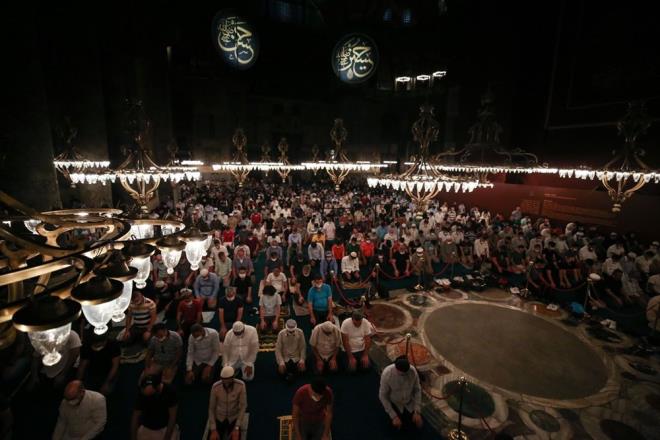 86 YIL SONRA LK NAMAZ<br>  Ayasofya-i Kebir Cami-i erifi, 86 yl aradan sonra bugn klnan cuma namazyla ibadete almt.