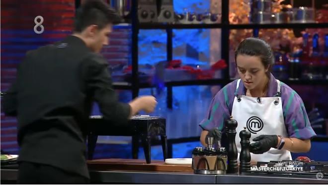 Deniz Aktu ilk turda ise midyeli yemek ve zel bir ekmek yaparak yarmt.