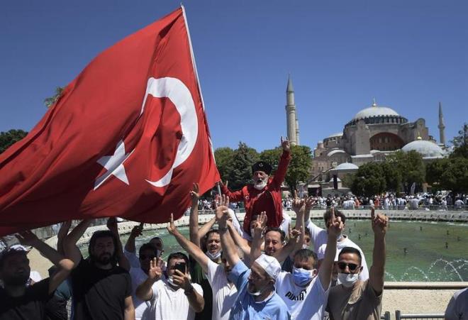 San Sinot&#8217;un arsyla lkenin birok yerindeki kiliselerde de gece ayinleri dzenlendi.