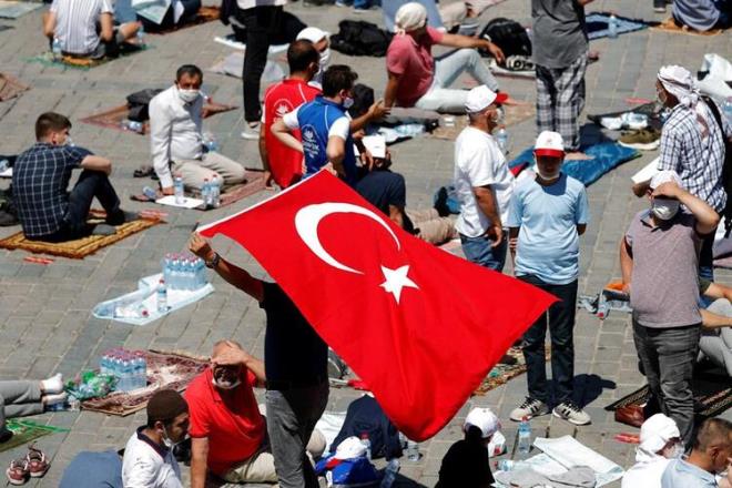 Yunanistan kilisesinin lideri Atina Bapiskoposu eronimos ise Ayasofya konusundaki gelimelerin bir oyundan ibaret olduunu ve Trkiye&#8217;nin Ayasofya'y cami olarak ibadete amaya cesaret edemeyeceini iddia etmiti.Yunanistan'da birok kilisede bayraklar yarya indirilirken, matem anlar alnyor. Agrinio ve Patras kentlerindeki kiliselerden matem anlar alnrken, akam saatlerinde de ilahiler okunaca duyuruldu. u anda Yunan televizyonlarnda da Ayasofya-i Kebir Cami-i erifi'nde yaananlar canl olarak yaynlanyor.