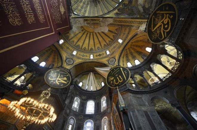 Ayasofya&#8217;da yeniden secdeyi ilerine sindiremeyen Avrupa&#8217;nn mark ocuklar yine hezeyana kaplmtr. Tarihten gereken dersi almam bu rk kafalarn, anl Bayramza saygszlk yapanlarn Ege&#8217;deki akbetini iyi hatrlamalar gerekir. Yunanistan, 567 yldr uyanamad Bizans ryasndan artk uyanmal ve bunun ezikliinden kurtulmaldr.