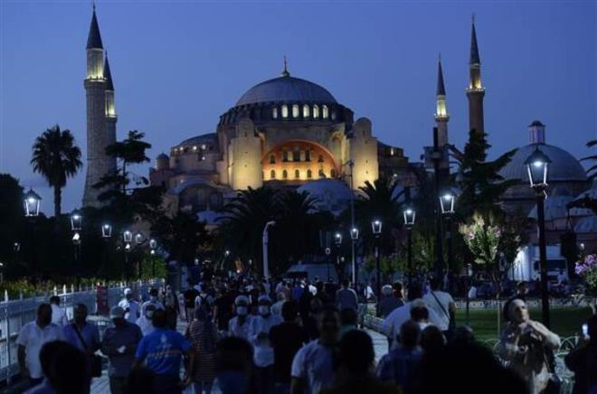 lkesindeki Mslman Trk Aznla ynelik basklar AHM kararlaryla tescil edilen, topraklarndaki tarihi camilerin yklmasna gz yuman, bakentinde cami bulunmayan tek Avrupa lkesi Yunanistan&#8217;dr. Milli egemenliini kullanma konusunda hibir lke Trkiye&#8217;ye ders veremez.