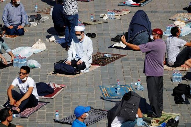 Yunan Kilisesi Bapsikoposu Leronimos, Ayasofya'nn camiye dntrlmesini "dine aykr bir kirletme" diye tanmlad.Leronimos, "Bugn tm Hristiyan alemi iin bir yas gn" dedi. Leronimos, bu akam zel bir ayin dzenleyeceini ve Akathist ilahisinin syleneceini belirtti. Yunan geleneine gre, ayn ilahi stanbul'un fethinden nce de okunmutu.