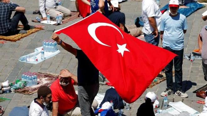 Selanik ve Patras&#8217;taki kiliselerde, Bizans ve Yunan bayraklar eliinde gerekletirilen zel ayinlerde, Ayasofya-i Kebir Cami-i erifi'nin "kurtarlmas" iin Meryem Ana&#8217;ya dua edildi. Bakent Atina&#8217;da akam saatlerinde Atina Metropol Kilisesi'nde dzenlenen zel ayinde ise Yunanistan Bapiskoposu eronimos tarafndan Bizans dneminden kalma Meryem Ana&#8217;ya ithaf edilen stanbul ile ilgili kran ilahileri okundu.