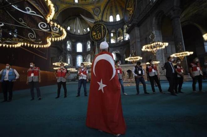 "Yunanistan, Ayasofya Camii'nin ibadete almasna tepki gsterme bahanesiyle slam&#8217;a ve Trkiye&#8217;ye kar dmanln bir kez daha ortaya koymutur. Yunan Hkmetinin ve Parlamento yelerinin hasmane beyanatlarla halk kkrtmalarn ve anl bayramzn Selanik&#8217;te yaklmasna alenen izin verilmesini iddetle knyoruz.