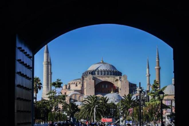 Trkiye&#8217;nin tm dini hak ve zgrlklere ball ve hogr gelenei dorultusunda, tm dinlere kucak aan bar dini slam&#8217;n mabedi Ayasofya- Kebir Camii-i erifi, bundan sonra da herkese ak olmaya devam edecektir."