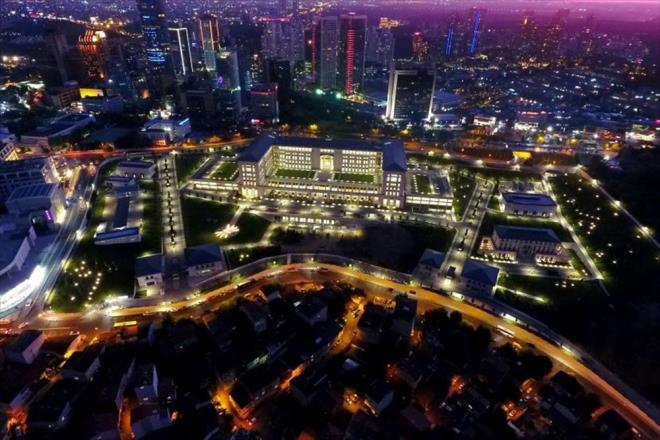 Modern ve akll bir bina olarak ina edilen yapda, yerleke iinde geni bir konferans salonu, at poligonu ve spor merkezleri de bulunuyor.