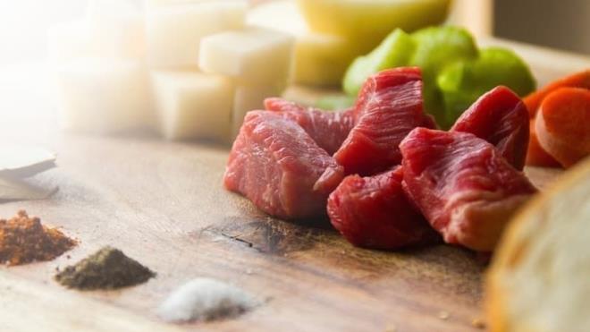 Bu etleri syrp dorarken apraz bulamaya meydan vermemek iin sebze doradmz dorama tahtalarnda etlerimizi ilemememiz gereklidir.