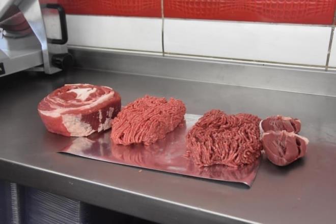 Kesim scaklnn dmesi iin, etin en az 5-6 saat bekletildikten sonra buzdolabna kaldrlmas gerektiini belirten Kaya, "Kurbanlk etler, henz kesim scaklnda iken buzdolabna, poet iinde veya hava almayacak durumda byk paralar halinde st ste konulmamaldr." dedi.