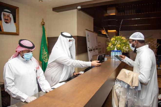 Oteller hac adaylarn kabul etmeye balarken her sene milyonlarca insan arlayan Hac organizasyonuna bu ylki katlmn dk olmas lke ekonomisini de vurdu.