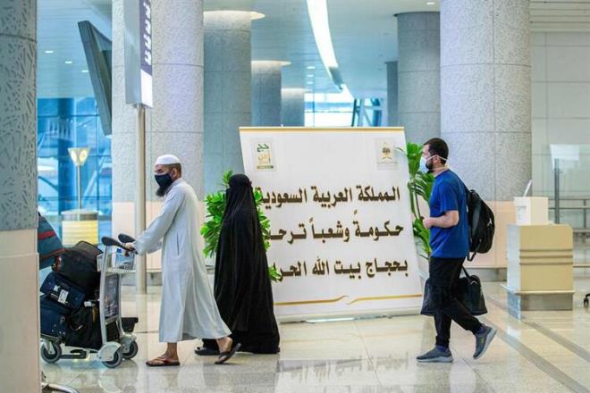 Hac organizasyonunun koronavirs yznden az sayda kiiyle yaplacak olmas dnyann drt bir yannda hac adaynn buruk gnler geirmesine sebep oluyor.