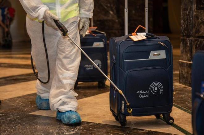 Mekke'deki otellerde konaklayacak hac adaylarnn valizleri lobilerde dezenfekte ediliyor.