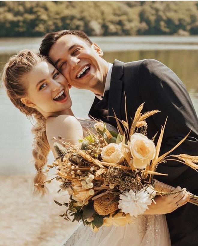 ifti bu mutlu gnnde Sercan Yldrm'n Survivor yarmasnda birlikte yer ald arkadalar yalnz brakmad.