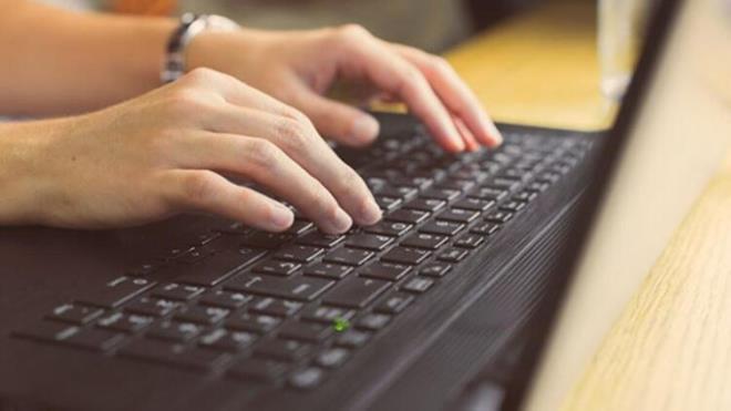 "REHBERDE YER VERLEN TEDBRLERE UYULMASI ZORUNLUDUR"  <br>  "Tm kamu kurum ve kurulular ile kritik altyap hizmeti veren iletmelerde bulunan mevcut ve yeni kurulacak bilgi sistemlerinde, Rehberde yer verilen tedbirlere uyulmas zorunludur. Mevcut bilgi teknolojisi altyaplar, gvenlik seviyesi ncelikleri dikkate alnarak Rehberde yer alan plan erevesinde kademeli olarak bu esaslara uyumlu hale getirilecektir." ifadelerinin yer ald rehberde kamu alanlarnn karlaabilecei riskler tek tek anlatld.