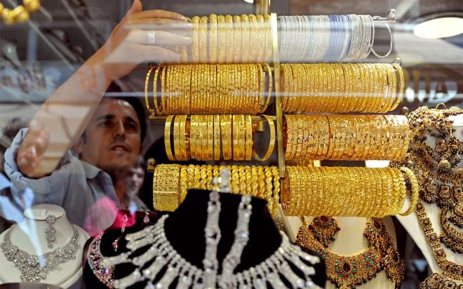 Gedik Yatrm Algoritmik lemler Mdr Yardmcs Gizmen Nalbantl'nn altn tahmini yle:<br>  *&#8220;lkeler normalleme srecine girdi ancak vaka saylarnda yaanan art sonras birok lkede yeniden kapanma ve karantinalar uygulanmaya baland. u anda yaanan gelimeleri deerlendirdiimizde nmzdeki dnemde altn fiyatnn ykselmeye devam edeceini ve yeni zirve grebileceini dnyorum. 2021 ylnda Ons altn 2.300 dolar, Gram altn ise 500 lira seviyelerine ykselebilir.&#8221;